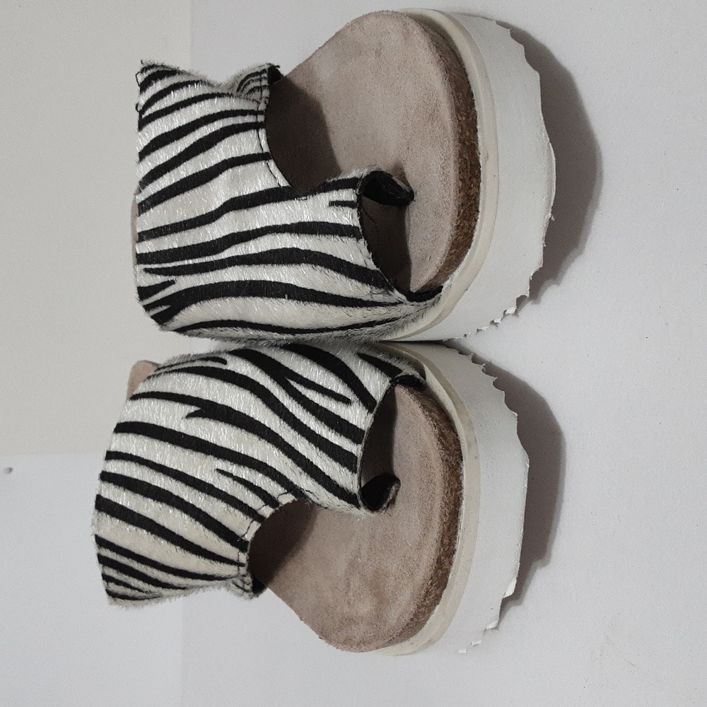 MUKLUKS Zebra Black and White Print‎ Pitch Duet Wedge Sandal